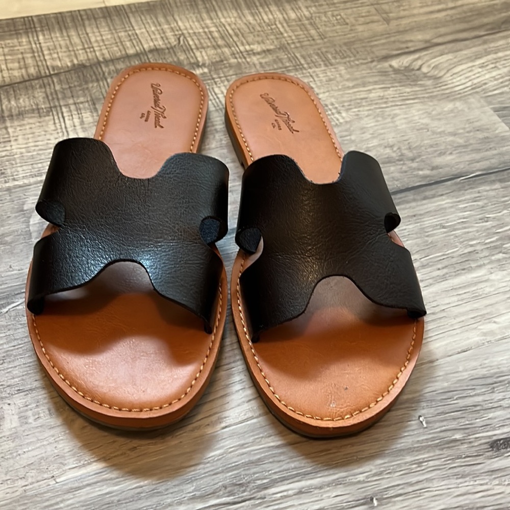 Universal Thread black sandals